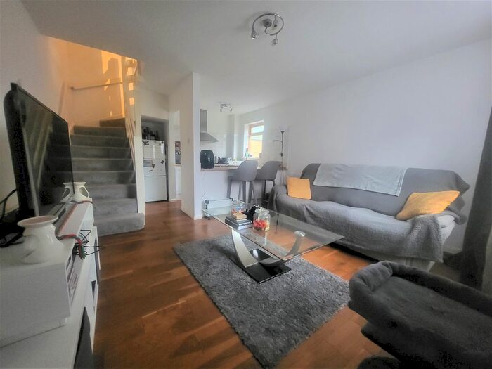 1 Bedroom Flat To Rent In Rotherwood Close, London, SW20