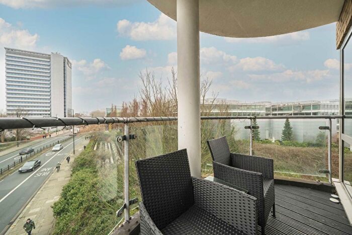 2 Bedroom Flat For Sale In Chiswick High Road, London, W4
