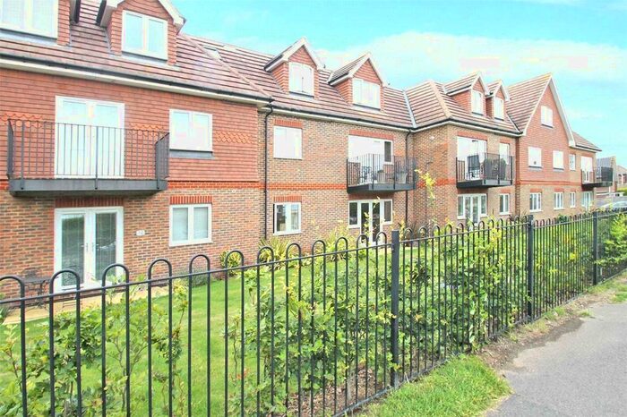 2 Bedroom Flat To Rent In Woodlands Avenue, Rustington, Littlehampton, West Sussex, BN16