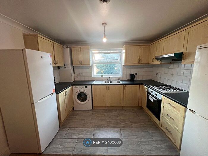 3 Bedroom Flat To Rent In Medora Road, London, SW2