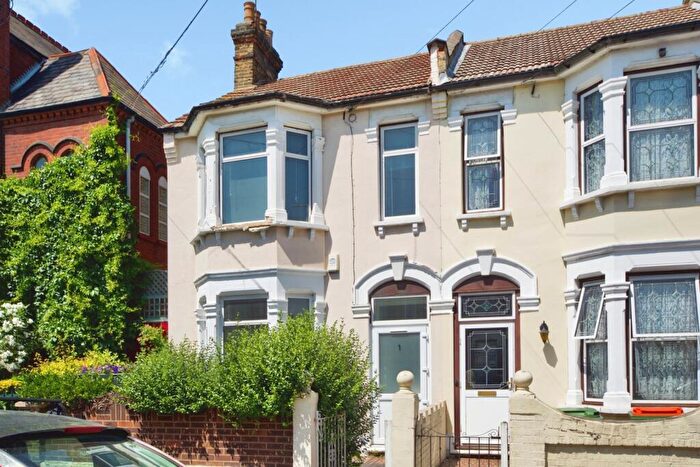 3 Bedroom End Of Terrace House For Sale In East Avenue, Manor Park, London, E12