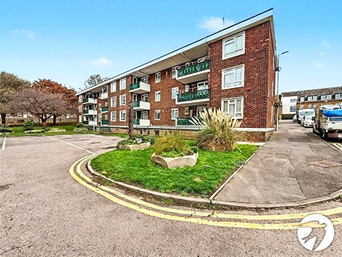 2 Bedroom Flat To Rent In Middle Street, Gillingham, Kent, ME7