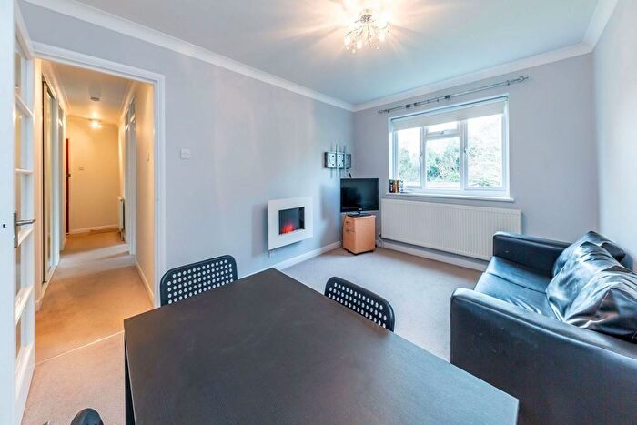2 Bedroom Flat To Rent In Lyonsdown Road, Barnet, EN5