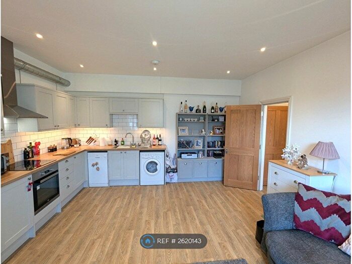 2 Bedroom Flat To Rent In Club Court, Dorking, RH4
