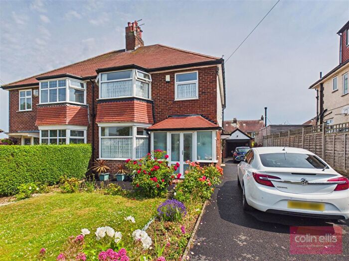 3 Bedroom Semi-Detached House For Sale In North Leas Avenue, Scarborough, YO12