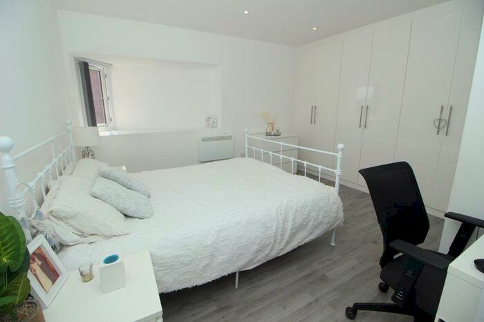 2 Bedroom Flat To Rent In Wentworth Avenue, Slough, SL2