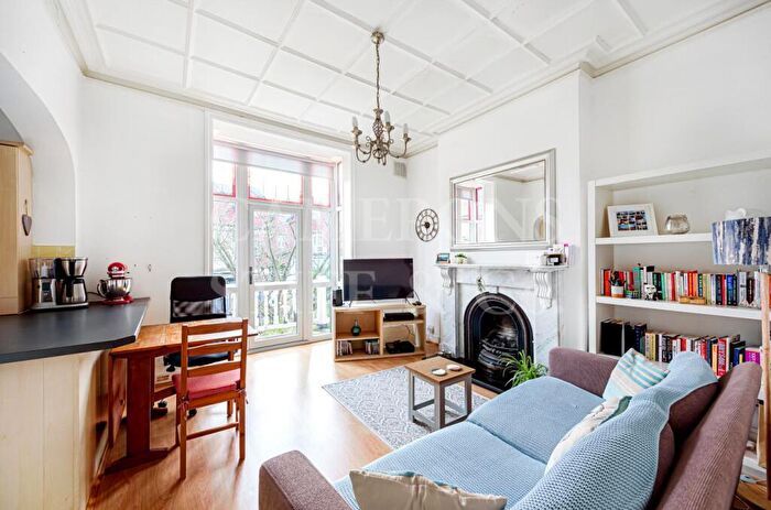 2 Bedroom Apartment To Rent In Heathfield Park, Willesden Green, NW2