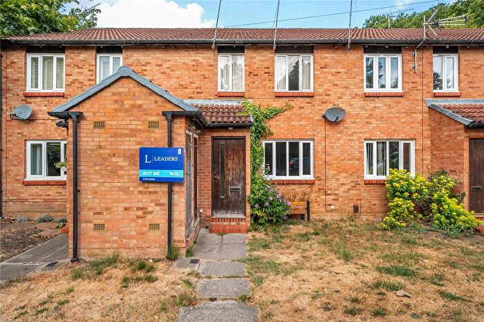 1 Bedroom Flat For Sale In Hallington Close, Woking, Surrey, GU21