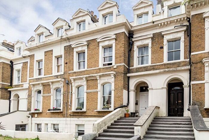 2 Bedroom Flat To Rent In Twickenham Road, Teddington, TW11