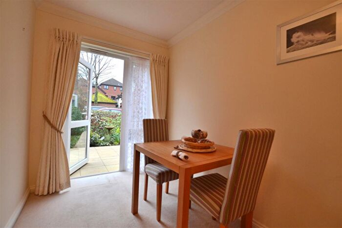 1 Bedroom Flat For Sale In Russell Lodge, Fleet, GU51