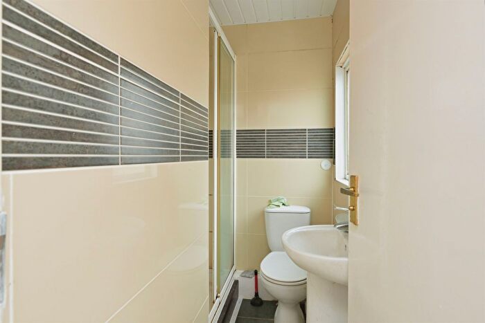 6 Bedroom Semi-Detached House For Sale In Reynard Way, Northampton, NN2
