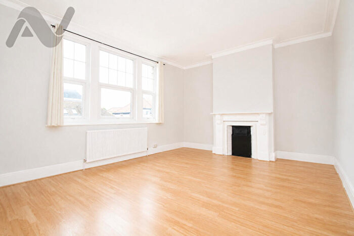 2 Bedroom Flat To Rent In Ballards Lane, Finchley Central, London, N3
