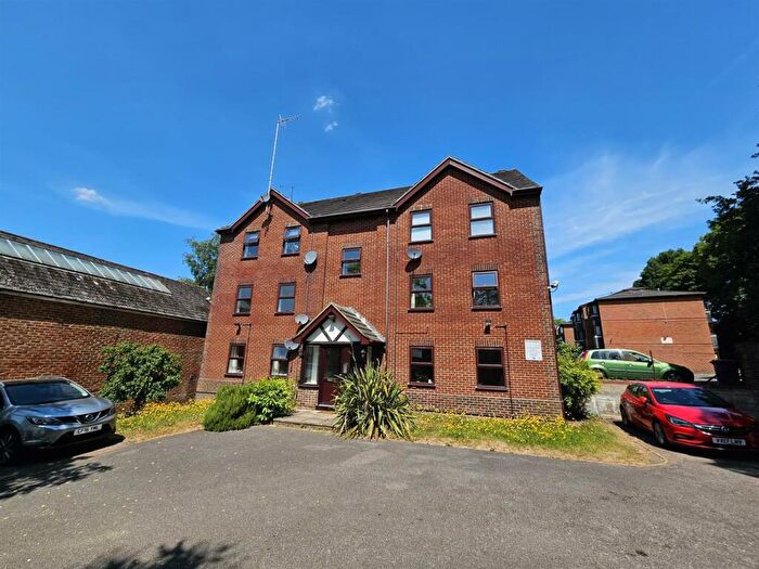 2 Bedroom Flat To Rent In Pound Road, Aldershot, GU12