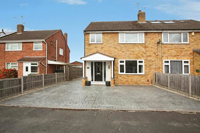 3 Bedroom Semi Detached House For Sale In Wordsworth Road, Rugby, CV22