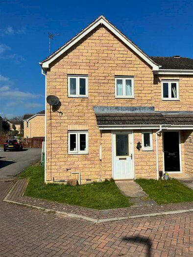 3 Bedroom Town House To Rent In College Avenue, Huddersfield, HD3