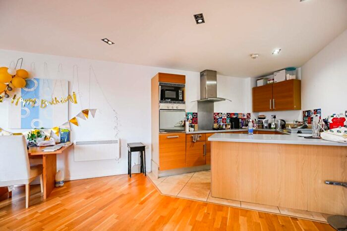 2 Bedroom Flat To Rent In City Tower, Canary Wharf, London, E14