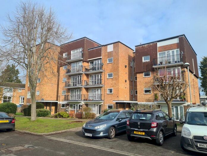 2 Bedroom Flat To Rent In Staines Square, Dunstable, LU6