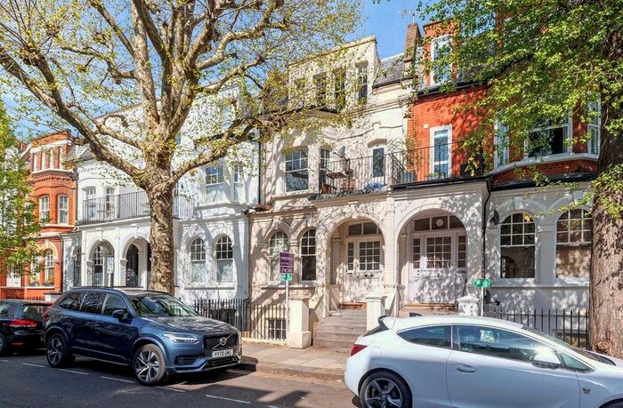 3 Bedroom Flat To Rent In Crookham Road, Fulham, London, SW6
