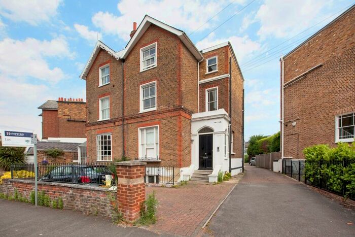 1 Bedroom Apartment To Rent In Trinity Place Windsor, SL4