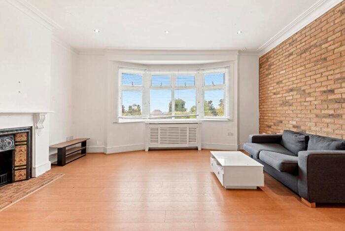 2 Bedroom Flat To Rent In Cannon Hill, Southgate Green, N14
