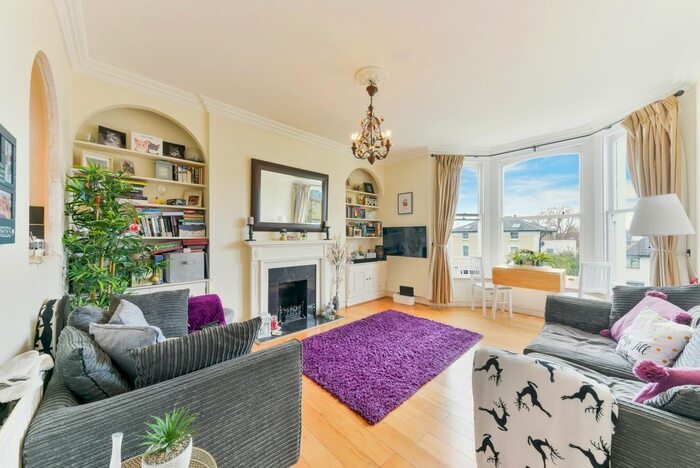 2 Bedroom Flat To Rent In Thornton Hill, London, SW19