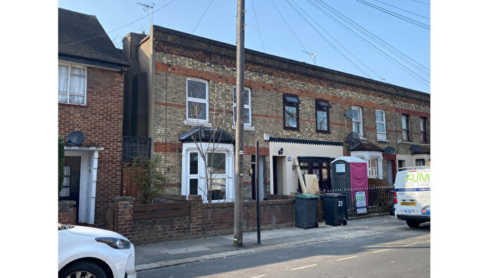 2 Bedroom End Of Terrace House For Sale In Chalgrove Road, Tottenham, London, N17