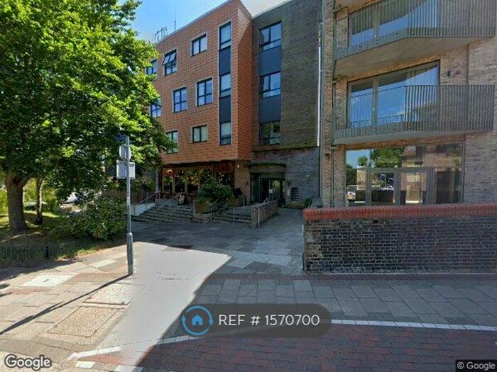 2 Bedroom Flat To Rent In Park House, Teddington, TW11