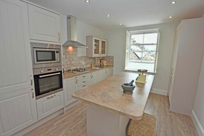 2 Bedroom Flat To Rent In Buckingham Road, London, N1