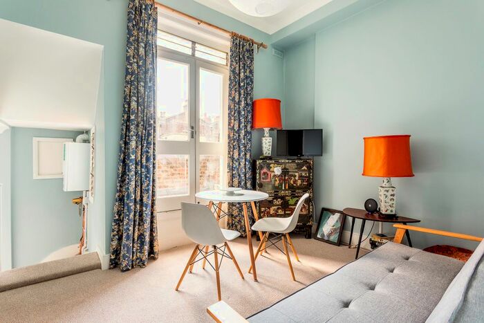 2 Bedroom Flat To Rent In St. Charles Square, London, W10