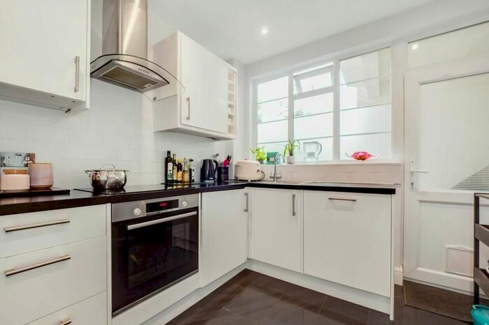 2 Bedroom Flat To Rent In Edge Hill, London, SW19