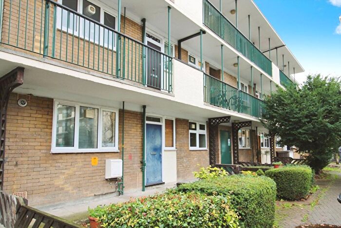 2 Bedroom Flat To Rent In Windlesham Grove, London, SW19