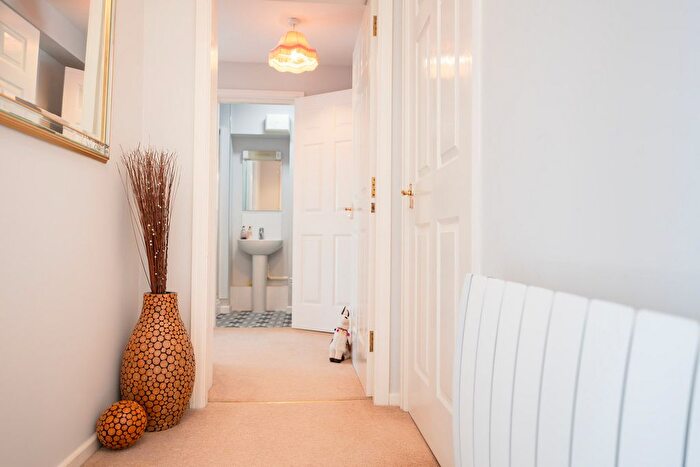 2 Bedroom Flat For Sale In Stanford Orchard, Horsham, RH12