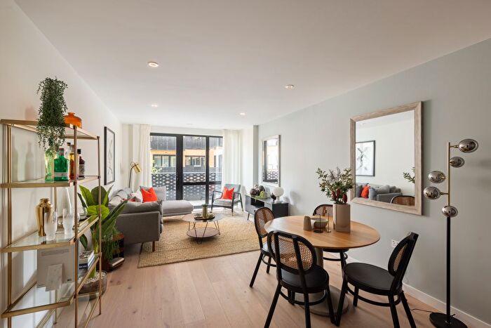 2 Bedroom Flat For Sale In Middle Road, London, W7