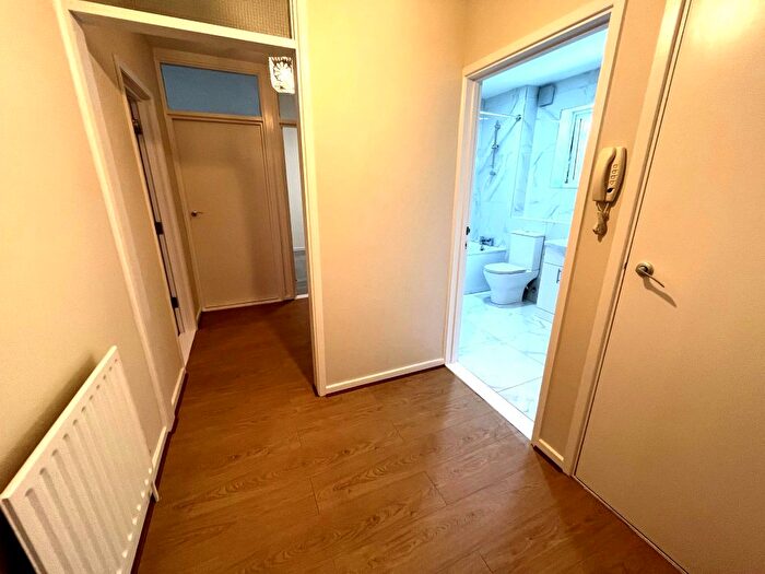 1 Bedroom Flat To Rent In Roundhedge Way, Enfield, EN2