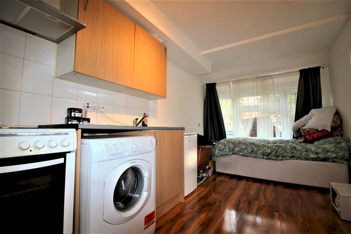 Studio To Rent In All Bills Included, High View Road, South Woodford, E18