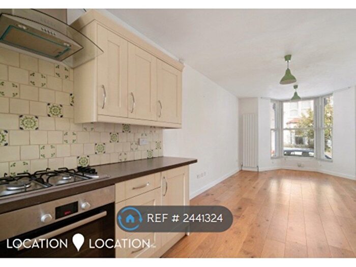 3 Bedroom Flat To Rent In Barretts Grove, London, N16