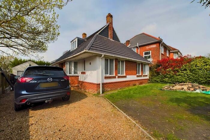 3 Bedroom Detached Bungalow To Rent In Douglas Crescent, Southampton, SO19