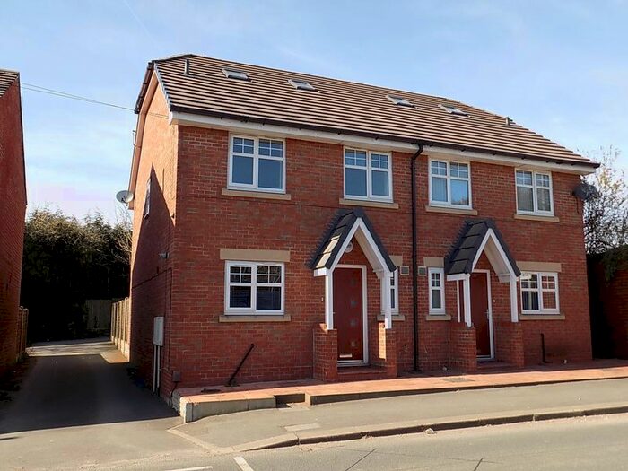 4 Bedroom Semi-Detached House To Rent In Bolton Road, Westhoughton, Bolton, BL5