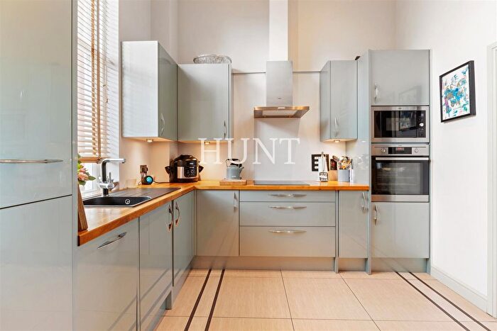 2 Bedroom Flat To Rent In Repton Park, Woodford Green, Essex, IG8