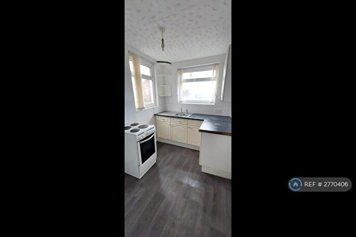 2 Bedroom Flat To Rent In Cocker Hill, Stalybridge, SK15