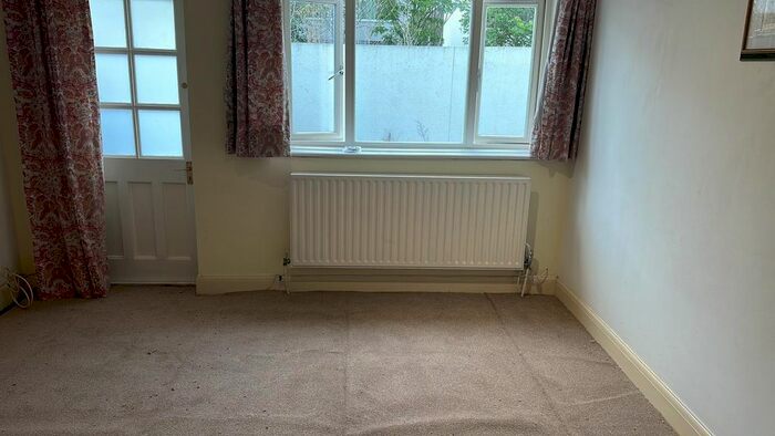2 Bedroom Flat To Rent In Clifford Avenue, Richmond Upon Thames, SW14