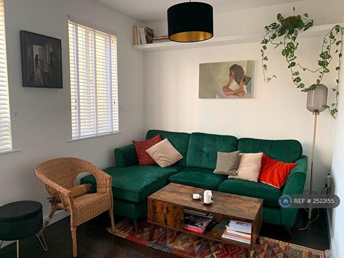 2 Bedroom Flat To Rent In Holly Street, London, E8