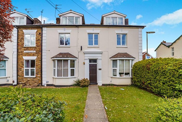 2 Bedroom Flat For Sale In Gresham Road, Surrey, Staines-Upon-Thames, TW18