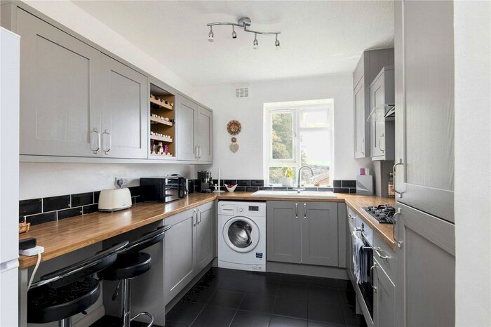 2 Bedroom Flat To Rent In Leigham Court Road, London, SW16