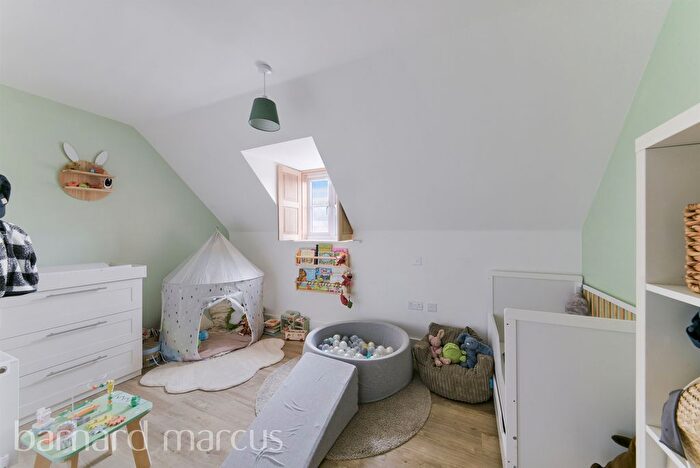 2 Bedroom Flat For Sale In Dover Road, Tadworth, KT20