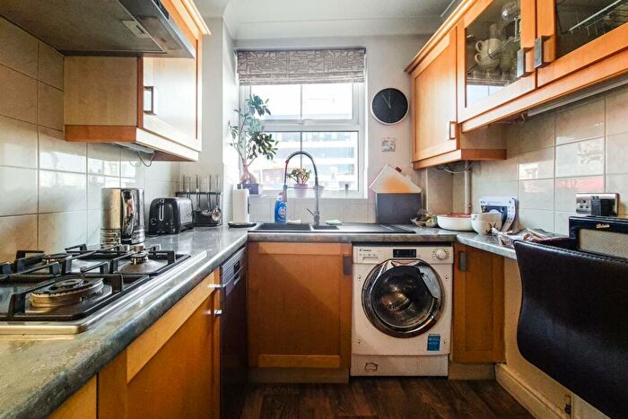 2 Bedroom Flat To Rent In Royal Mint Street, Tower Hill, London, E1