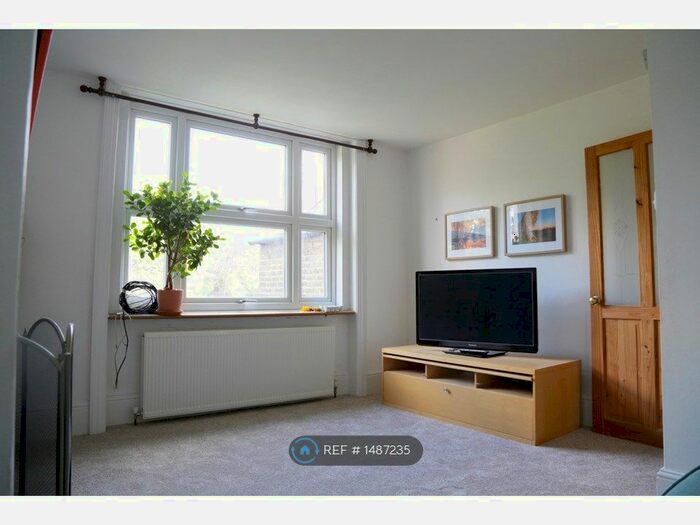 2 Bedroom Flat To Rent In Underhill Road, London, SE22