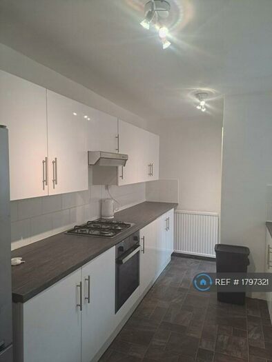 5 Bedroom Semi-Detached House To Rent In Claypol Rd, Nottingham, NG7