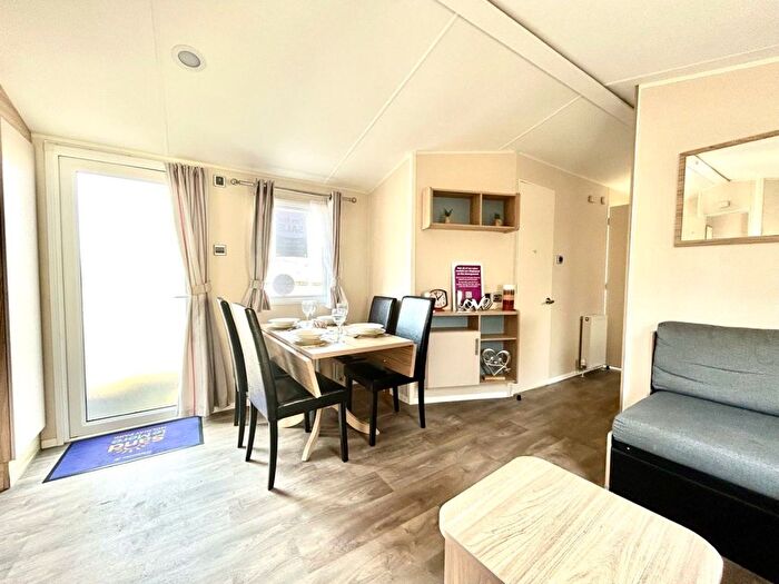 4 Bedroom Park Home For Sale In Southfield Lane, Tunstall, Hull, HU12