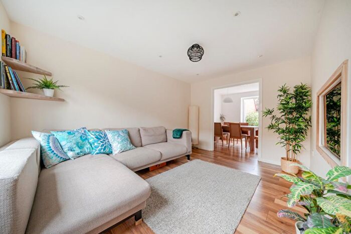 4 Bedroom Link Detached House To Rent In Epsom Way, Bicester, OX26